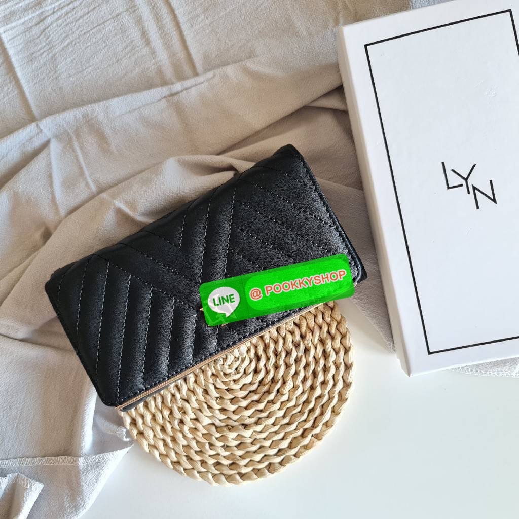 กระเป๋าสตางค์ Lyn ใบยาวแบบฝาพับ รุ่นนี้มองแล้วละมุนมากค่ะ ใบยาวขนาดกำลังดี โทนสีดูอบอุ่นด้วย ใส่บัตรใส่แบงค์ใส่เหรียญ ได้ครบ ใครกำลังเล็งหาของขวัญของฝาก หรือมองหากระเป๋าใบใหม่ แนะนำเลยจ้า