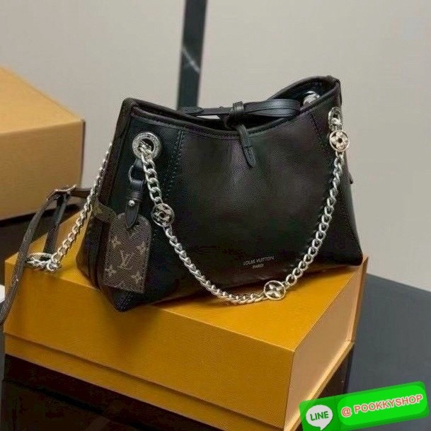 🕊️ พร้อมส่ง | LV CarryAll Vibe BB ใหม่ล่าสุด กระเป๋าสะพายทรงโท้ทไซส์เล็ก สวยหรูดีไซน์เรียบง่ายคลาสสิค ดูผู้ดี มาพร้อมใบลูกลายโมโนแกรมสุดไอคอนิก รูปทรงสวยตลอดกาล ใช้ได้กับทุกลุค ทุกโอกาส ภายในโล่งกว้างมาก ใส่ของสำคัญได้ครบแน่นอนจ้า