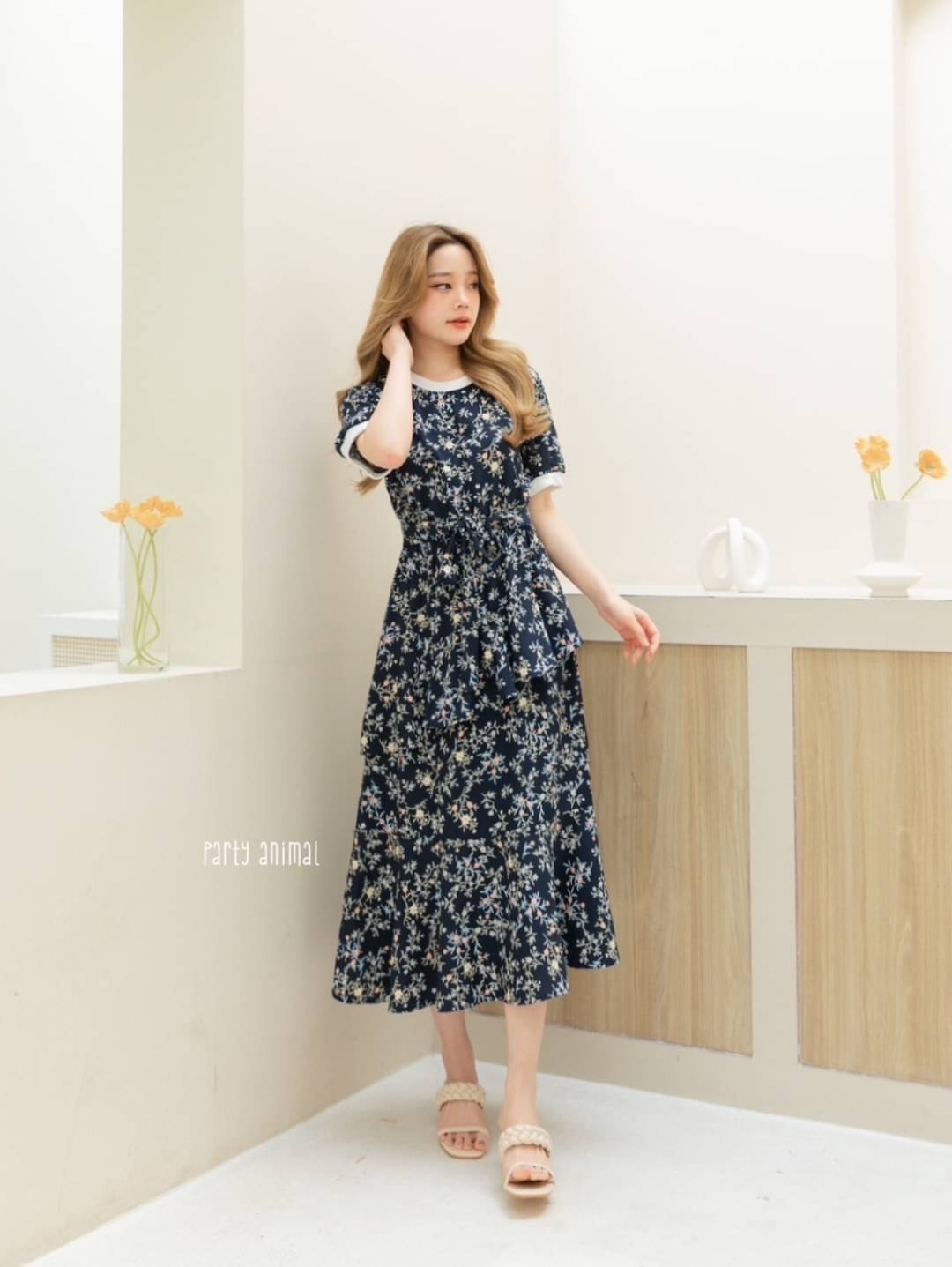 Maxi dress ทรงคอกลมเอวยางยืด ต่อชายกระโปรงหางปลาสวยค่ะ ด้านหน้าดีไซน์แต่งระบายเฉียงเล็กๆช่วงกระโปรง เนื้อผ้าโพลีเอสเตอร์พริ้วๆนุ่มใส่สบาย งานมีซับในกระโปรง ซิปหลัง มาพร้อมเชือกผูกเอวค้า 2ลาย