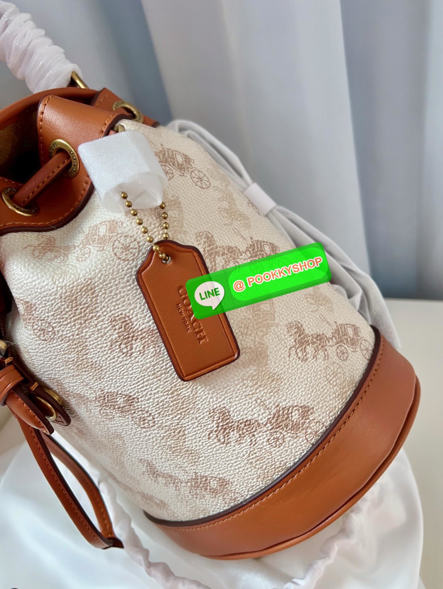 NEW ARRIVAL! **สินค้าเข้าใหม่** COACH HARPER BACKPACK WITH HORSE AND CARRIAGE PRINT ((CAM31)) 🔖พร้อมส่งใหม่ล่าสุด! กระเป๋าสะพายมีหูหจับด้านบน ที่สามารถพกพาไปไหนมาไหนได้ตลอดเวลา หนังแท้อย่างดีนิ่มสวย((หนังไม่แข็งทื่อนะคะ))ตัวกระเป๋าปริ้นท์ลายรถม้าอ