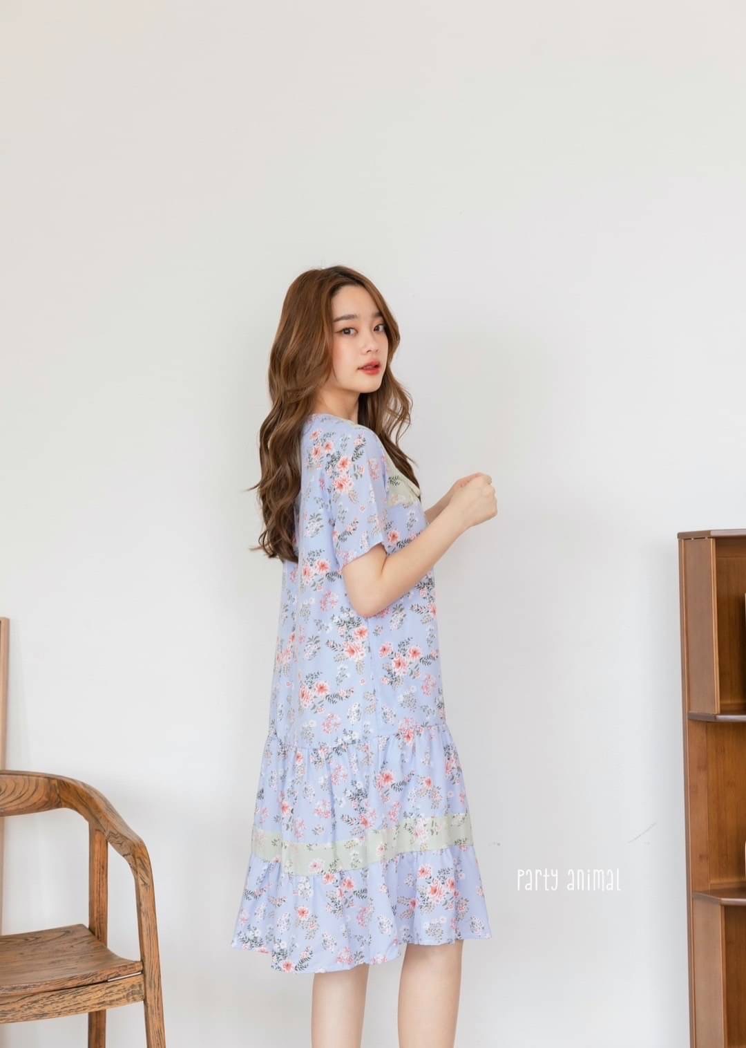 เดรสลายดอกไม้ตัดต่อสลับสีแบบทูโทน ทรงปล่อยต่อชายระบายสองชั้น คอผูกโบว์ได้ เนื้อผ้าไหมญี่ปุ่นพริ้วๆใส่สบาย งานมีซับในตัวค่ะ ซิปหลัง มีกระเป๋าข้างค้า 2สี