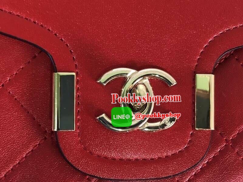 Chanel อเนกประสงค์ รุ่น Limited edition วัสดุหนังแกะเรียบขนาดเล็กกะทัดรัดน้ำหนักเบามีช่องใส่ของจุกจิกเปิดปิดด้วยฝาปิดกระดุม และซิป มีช่องใส่บัตร ช่องซิป ใส่กระเป๋าสตางค์ใบกลางได้ค่ะตัวจริงสวยมากๆถูกใจรีบจองนะคะใส่มือถือได้ทุกรุ่นสายสะพายยาวคู่สะพายได้สองแ