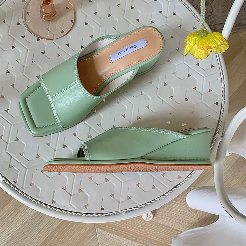 พร้อมส่งคะ งานใหม่มาแล้วจ้า ทรงสวยอย่างดี งานส้นเดินง่าย ตัวนี้ห้ามพลาด ใส่สบายจะแมตช์กับกางเกง👖หรือกระโปรง👗ก็ได้ค่ะ แม่ค้าคอนเฟริม ห้ามพลาดเลยจ้าตัวนี้แนะนำ อย่าช้ารีบเลย