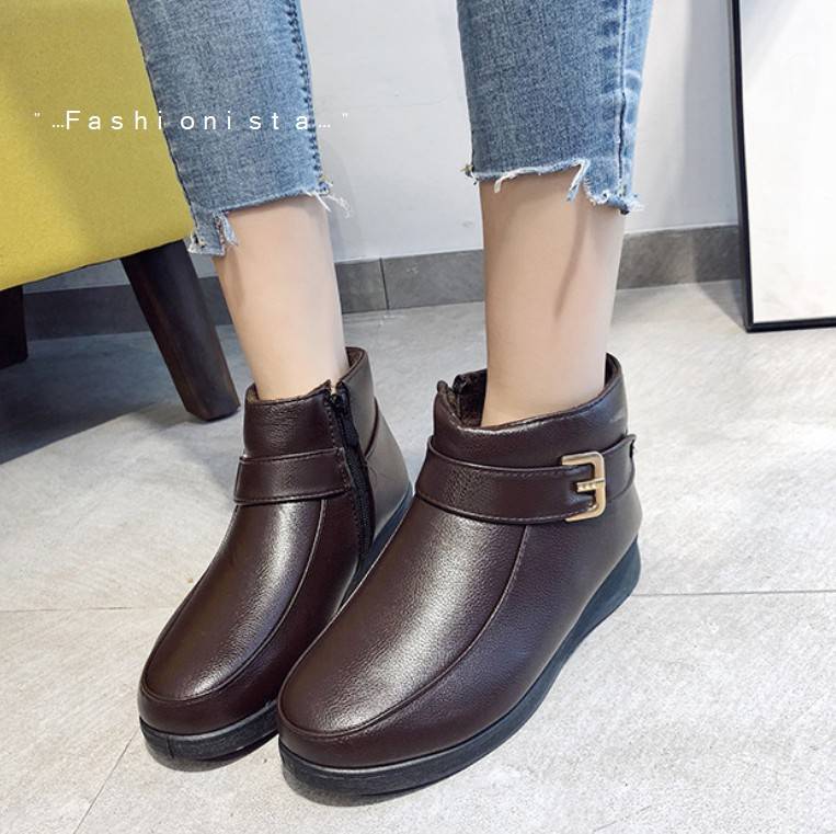 นุ่มม๊ากกกกก ใส่สบายม๊ากกกกก อยากให้ทุกคนได้ลองใส่กันค่ะ งานดีจริงๆ สินค้ามาใหม่ พร้อมส่งค่ะ รองเท้าบู้ททรงหุ้มข้อ วัสดุหนังสังเคราะห์เนื้อหนานุ่มคุณภาพดีเนื้อไม่แตกยับ พื้นยางหนา 3 c.m. ยึดเกาะดีเดินไม่ลื่น ภายในบุขนนุ่มให้ความอบอุ่นเท้า ใส่สบายเหมือนเดิ