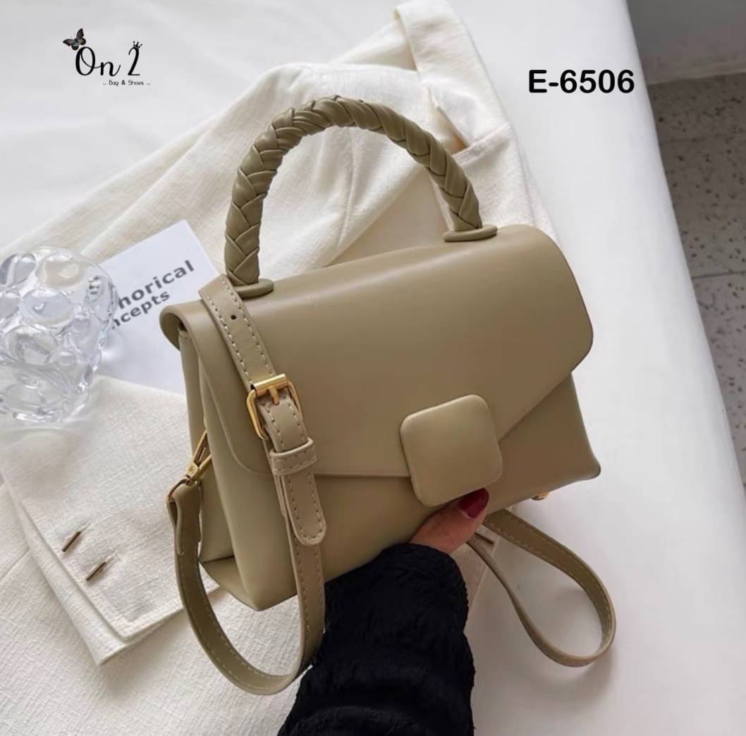 New arrivals รุ่นยอดฮิตที่ทุกคนต้องมีสีพื้น มีความคลาสสิค เรียบ แพงไม่ตะโกน สายปรับ สั้น/ คลอสบอดี้ได้ค่ะ จุได้ครบ พร้อมส่ง. ต้องจัดเลยค้า