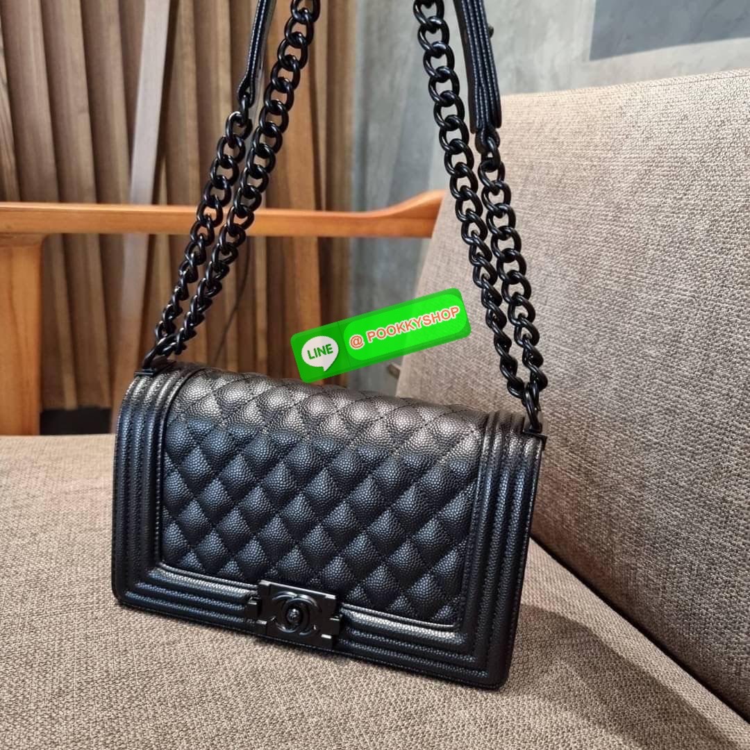 Chanel รุ่นสุดฮอต ดีไซน์อะไหล่ดำ เรียบหรูมากๆ!! วัสดุหนังลายคาร์เวีย ทรงคลาสสิคที่สาวๆห้ามพลาด!! ในราคาสุดจะคุ้มจากเคาน์เตอร์ dutyfree เปิด-ปิดกระเป๋าด้วยตัวล็อค ภายในโล่งกว้าง ไซส์ใหญ่ใส่ของได้เยอะ มีช่องแยกในกระเป๋า มาพร้อมสายสะพายโซ่สลับหนังรองบ่า (ถอด