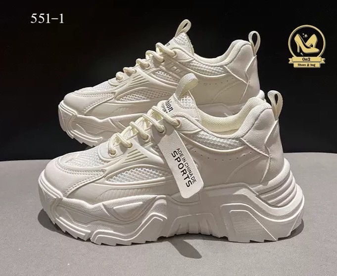 รองเท้าผ้าใบแฟชั่นเกาหลีดีไซน์ทันสมัยและโดดเด่น ด้วยพื้นรองเท้าที่มีความหนาและดีไซน์ที่ดูมีลูกเล่น เหมาะสำหรับผู้ที่ชื่นชอบสไตล์สปอร์ตแฟชั่นที่ใส่สบายและเสริมความสูงได้เล็กน้อย มีให้เลือกทั้งสีขาวครีมและสีชมพูอ่อนที่ดูน่ารัก ดูทะมัดทะแมง สามารถนำไปมิกซ์แอ