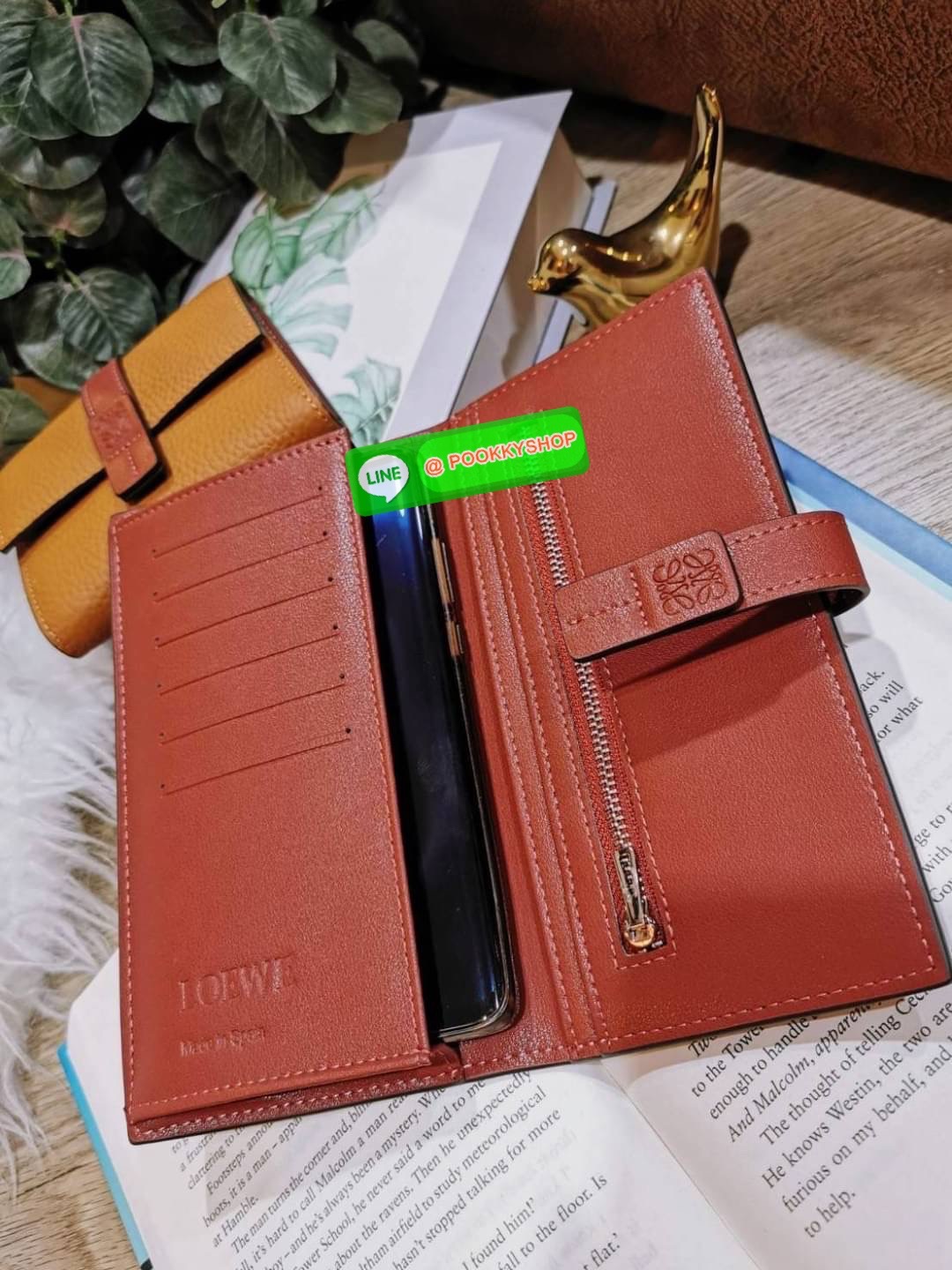 ✴️Don't Miss!✴️NEW! LOEWE LONG WALLET BAG VIP GIFT WITH PURCHASE-GWP กระเป๋าพรีเมี่ยมกิ๊ฟ Limited จาก LOEWE DUTYFREE COUNTER วัสดุหนังแท้เทคเจอร์สวยอยู่ทรงปั้มโลโก้แบรนด์ด้านหน้าเปิดปิดด้วยกระดุม ภายในมีช่องใส่ธนบัตรหลายช่อง ช่องหลักสาม