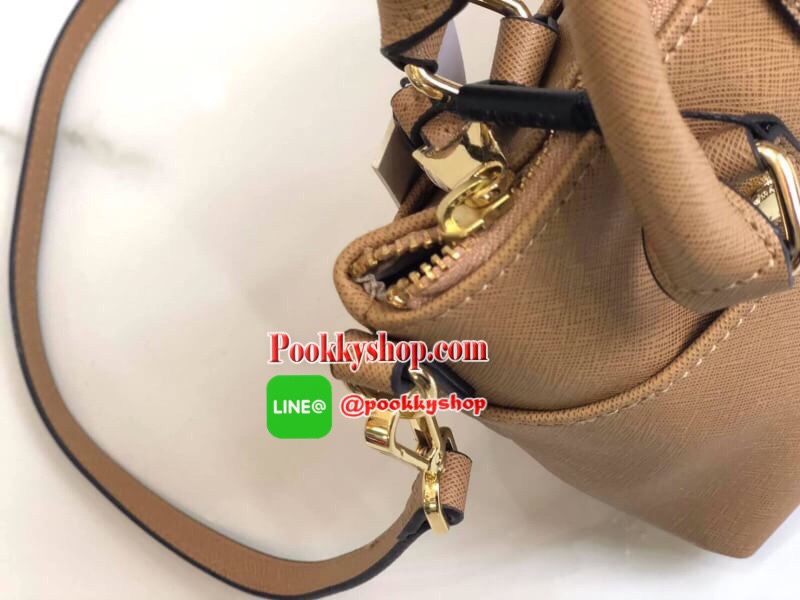 New arrival !!! Calvin Klein Crossbody Bag กระเป๋าถือหรือสะพายรุ่นยอดนิยม วัสดุ PVC คุณภาพดี น้ำหนักเบา ตัวกระเป๋าออกแบบลาย CK ทั้งใบ ด้านหน้าประดับด้วยโลโก้แบรนด์สุดหรู เปิด-ปิดกระเป๋าด้วยซิปสะดวกใช้ ด้านในโล่งกว้างมีช่องซิปและช่องเล็กสำหรับใส่ของ ใส่กระ