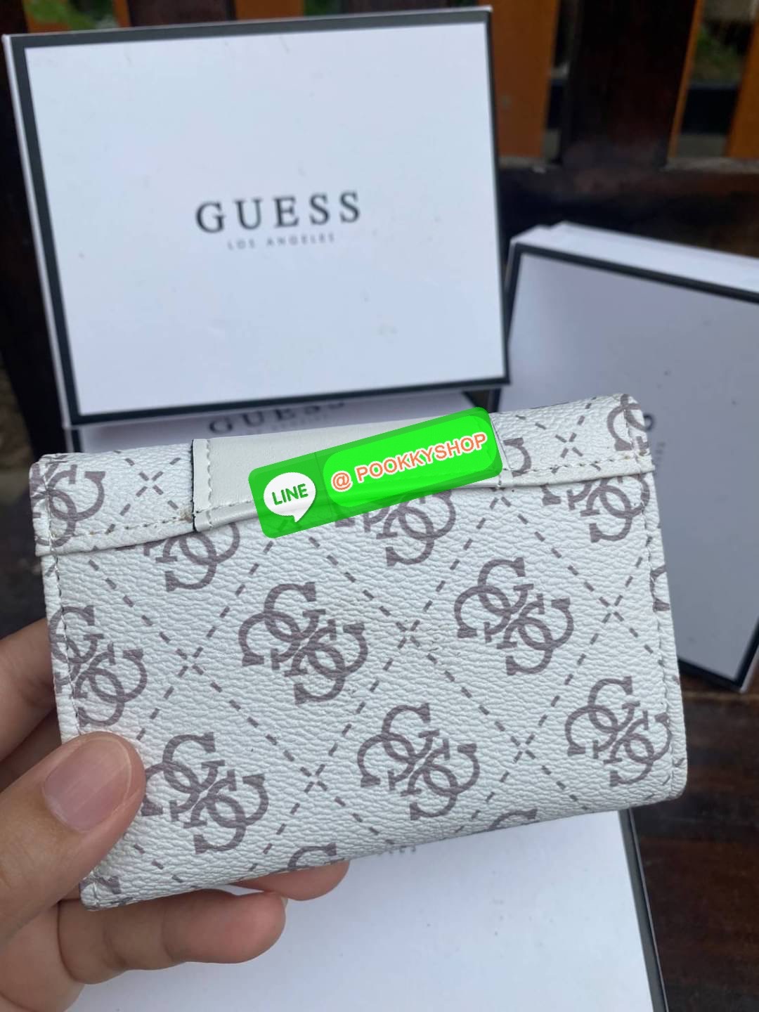 Guess กระเป๋าสตางค์ใบสั้น 3 พับ พร้อมกล่อง มีช่องใส่บัตร ใส่แบงค์พันได้ไม่ต้องพับ ข้างหน้าติดโลโก้แบรนด์อะไหล่ทอง สวย หรู ดูแพง ไปอีกจ้า