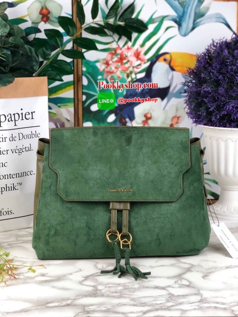 Charles & Keith Textured Tassel Shoulder Bag กระเป๋าเอนกประสงค์ ใช้ได้หลายแบบ! ตัวกระเป๋าแต่งด้านหน้าเป็นหนังกลับ-ช่วงด้านหลังเป็นหนังเรียบ (ยกเว้นสีครีม!! เป็นหนังเรียบทั้งใบ) มีพู่ห้อยด้านหน้าเก๋มาก เปิดปิดแบบกระดุมแม่เหล็ก ปรับทรงได้โดยการดึงหูรูดด้านห