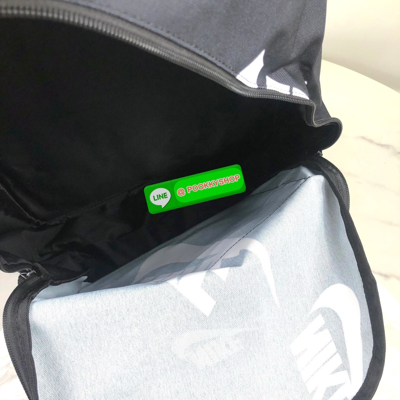 กระเป๋าเป้ NIKE เปิด - ปิดกระเป๋าด้วยซิป ด้านหน้ามีช่องซิปใส่ของ 1 ช่อง ด้านบนเป็นซิปคู่ ภายในโล่ง ด้านข้างมีช่องใส่ของทั้ง 2 ฝั่งค่ะ หูหิ้วด้านบนสูง 8 cm สายสะพาย สามารถปรับได้ Free Size