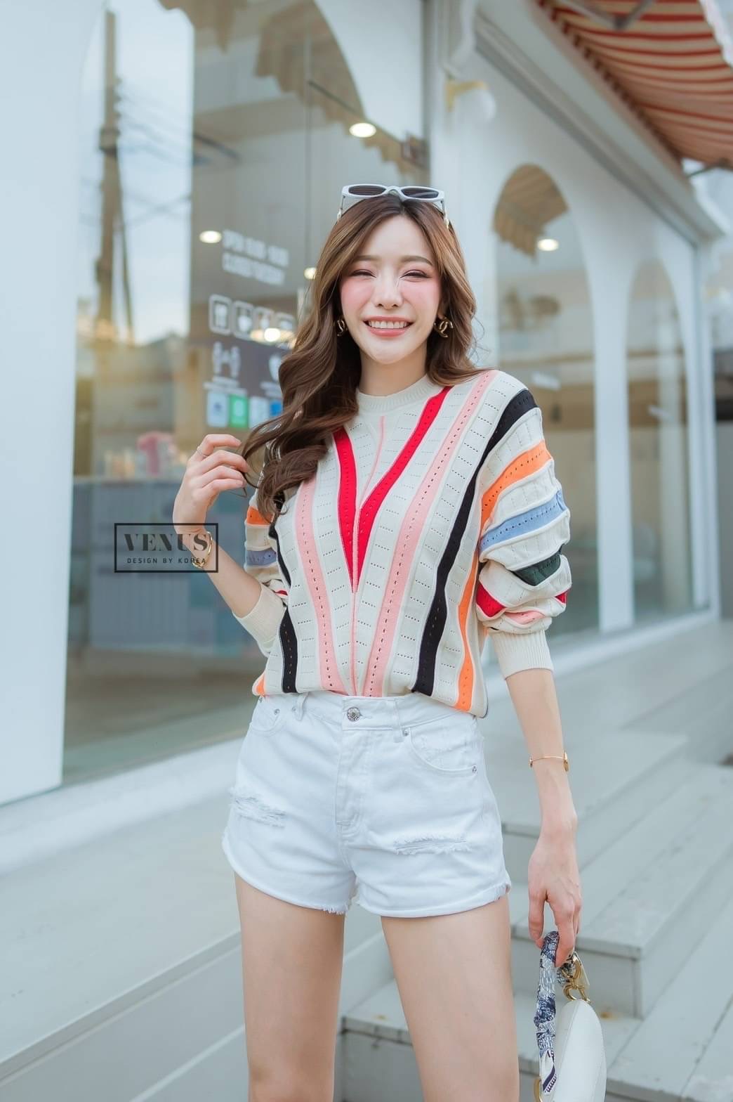 Restock ♥️♥️♥️ I'm Lady By Venus เสื้อแขนยาวผ้าทอนุ่ม ทอลายคอลเลอร์ฟลูสลับสีกันน่ารักมากๆนะคะ เนื้อผ้าทอนุ่มใส่สบายสุดๆคะ แม๊ทกับกางเกงยีนขาสั้นก็สวยคะ