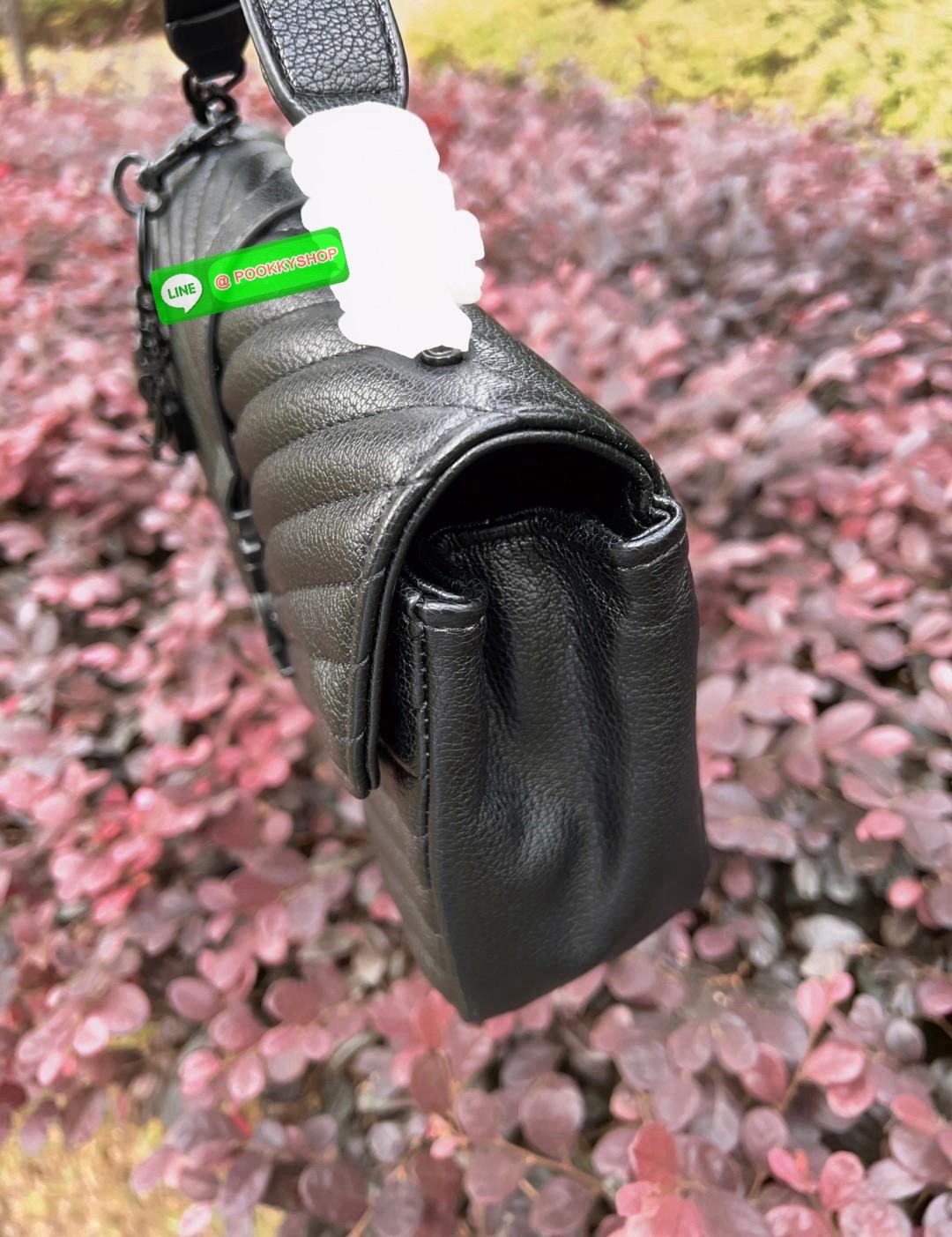 มีไม่มากหมดล็อตราคานี้ไม่เข้าแล้วจ้าา เป็นอีกรุ่นที่ไม่ว่าช่วงเวลาไหนก็พกพาได้ตลอดวันเช้ายันค่ำได้เลย มันเริ่ดมากค่าสาวๆ! SAINT LAURENT COLLEGE MEDIUM CHAIN QUILTED BAG 🔖พร้อมส่ง! รุ่นที่ใช้แล้วไม่เบื่อ กับ YSL หนังแกะอย่างดี หนานิ่มลายสวยมากๆ มีห