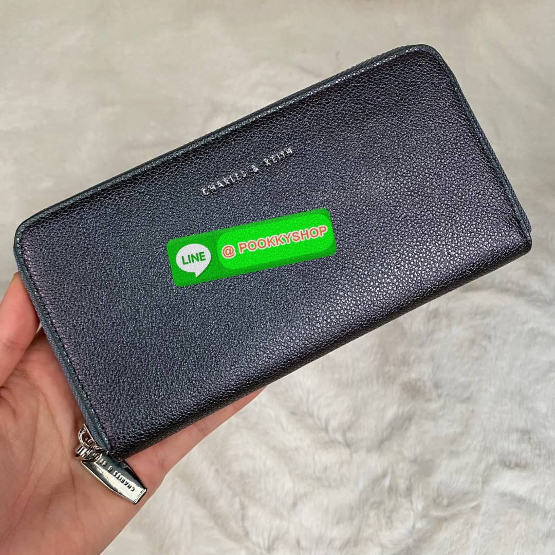 CHARLES & KEITH LONG ZIP AROUND WALLET กระเป๋าเงินใบยาวซิปรอบถูกหลังฮวงจุ้ย คอลเลคชั่นสีสุภาพหนังปั๊มลายคาเวียร์ทั้งใบ น้ำหนักเบา ด้านในกระเป๋าแบ่งเป็น 3 ช่องใหญ่ มีช่องซิปใส่เหรียญตรงกลาง จุการ์ด 12 ช่อง สามารถใส่ธนบัตรได้ตามยาวอีก 2 ช่อง มาพร้อมกล่องและ