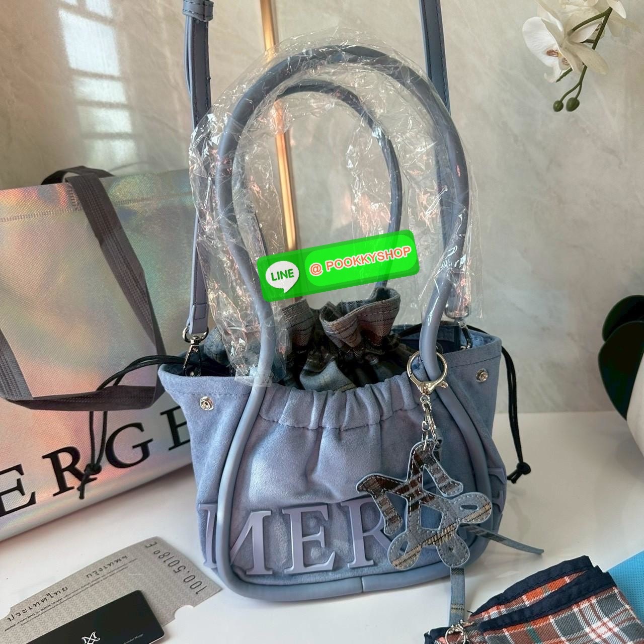 A Day Bag Mini’ in suede กระเป๋าหนังกลับเนื้อเนียน สายเกาหวานปนเท่ MERGE คอลเลกชันพิเศษ ดีไซน์เก๋พร้อมพวงกุญแจลายพิเศษ เข้าเซ็ตสุดคุ้ม!ใบเล็กสามารถ พกพาง่าย น้ำหนักเบา กระเป๋าหูรูดด้านใน ผลิตจากผ้าลายสก็อต ตัวกระเป๋ามี Snap ด้านข้าง ที่สามารถพับปีกกระเป๋า