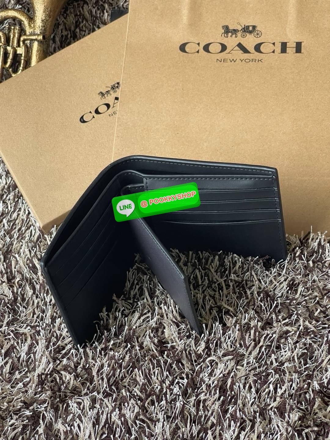 COACH BOXED 3-IN-1 WALLET GIFT SET IN SIGNATURE ชุดเซ็ทกระเป๋าสตางค์และพวงกุญแจจาก Coach กระเป๋าสตางค์หนังแคนวาสพิมพ์ลายทั้งใบ โดดเด่นด้วยดีไซน์เรียบหรู ร่วมสมัย และมีเอกลักษณ์เฉพาะตัว ด้านในประกอบด้วยช่องใส่ธนบัตร 2 ช่อง ช่องใส่บัตร 8 ช่อง และช่องว่างด้า
