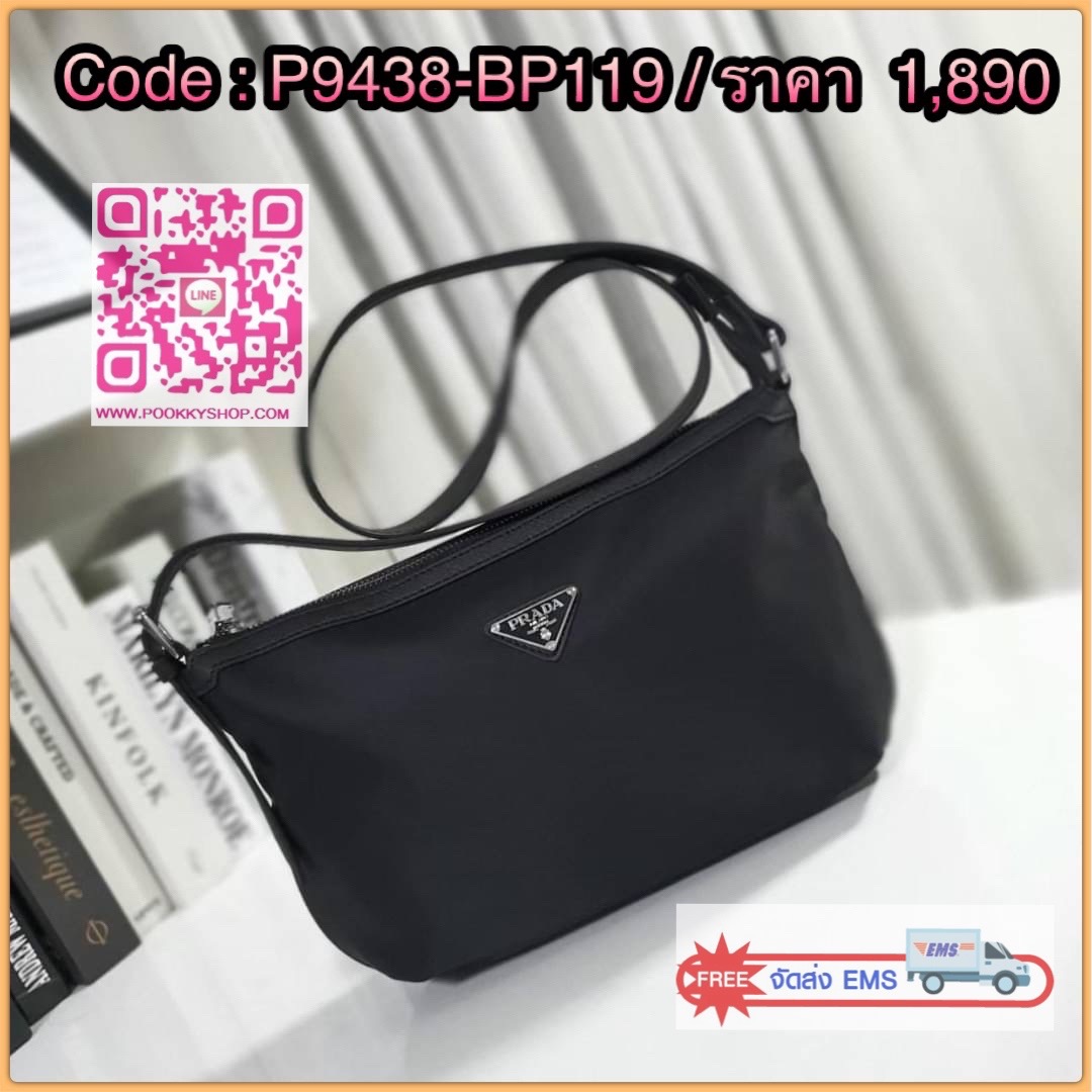 Best Seller! จากงานพรีเมี่ยมกิ้ฟ จากเคาเตอร์ต่างประเทศ จากแบรนด์ PRADA ค่า เป็น กระเป๋าผ้าไนล่อน ตามแบบฉบับของแบรนด์ เลิศมาก สะพายเป็น shoulder bag หรือ Crossbody ก็ได้คะ ขนาดกำลังดีคะ ตัวกระเป๋าเบามาก เปิดปิดด้วยซิปรูดด้านมีช่องซิปแยกใส่ของ สามารถใส่มือถ