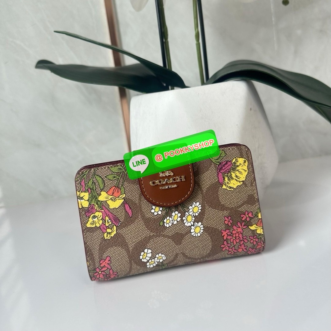 COACH MEDIUM CORNER ZIP WALLET IN SIGNATURE CANVAS WITH FLORAL PRINT(CR935) 🔖กระเป๋าสตางค์ใบกลางคอลเลคชั่นใหม่ปริ้นลายดอกไม้ 🔖วัสดุ:แคนวาสสลับหนังแท้ 🔖เปิด-ปิดด้วยกระดุมแป็ก 🔖ภายในมีช่องใส่บัตร ช่องใส่ธนบัตร และช่องซิป