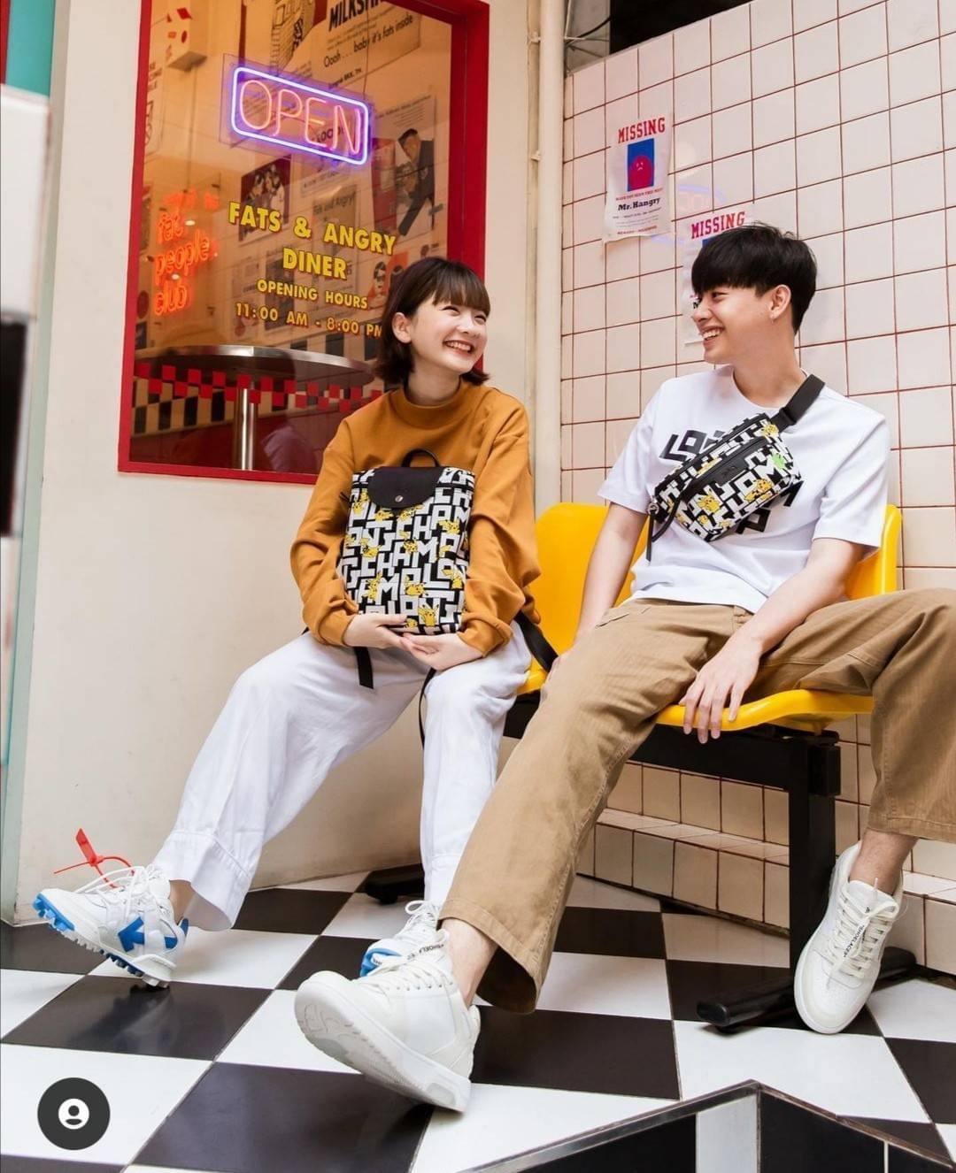 LONGCHAMP LE PLIAGE COLLECTION POKEMON POUCH BAG อีกหนึ่งความน่ารักสดใสจากลองฌอมป์ที่จัดให้ "ปิกาจู" ไปวิ่งเล่นอยู่บนกระเป๋าที่ออกมาเป็นซีรีส์ซะเลย และยังคงความ Le pliage เพื่อให้เหมาะกับทุกเพศทุกวัย เป็นคอลเลคชั่นลิมิเตทสำหรับฤดูกาลนี้เท่านั้น