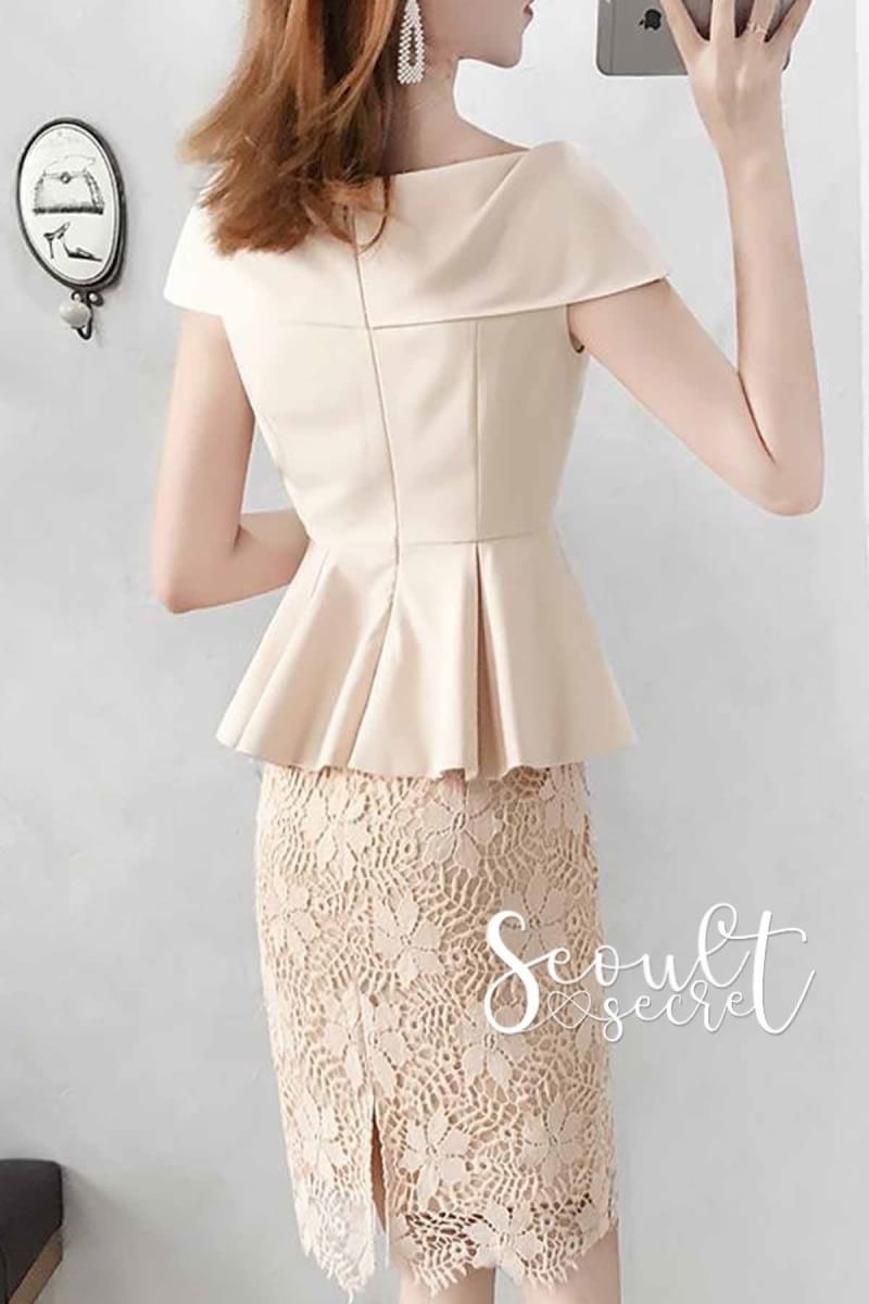 By SEOUL SECRET Seoul Secret Say'...Minidress Lace Design expensive Cream coler Material : งานมินิเดรสสวยหรูดูไฮคลาสมากคะ ดีไซน์มีระดับด้วยลูกเล่นเป็นเดรสทรงเปิดไหล่ งาน Cuttingเป็นผ้าเย็บซ้อนพับลงมาช่วงอกนะคะ ทรงแขนกุด เนื้อผ้าด้านนอกเป็นผ้าเรียบๆไม