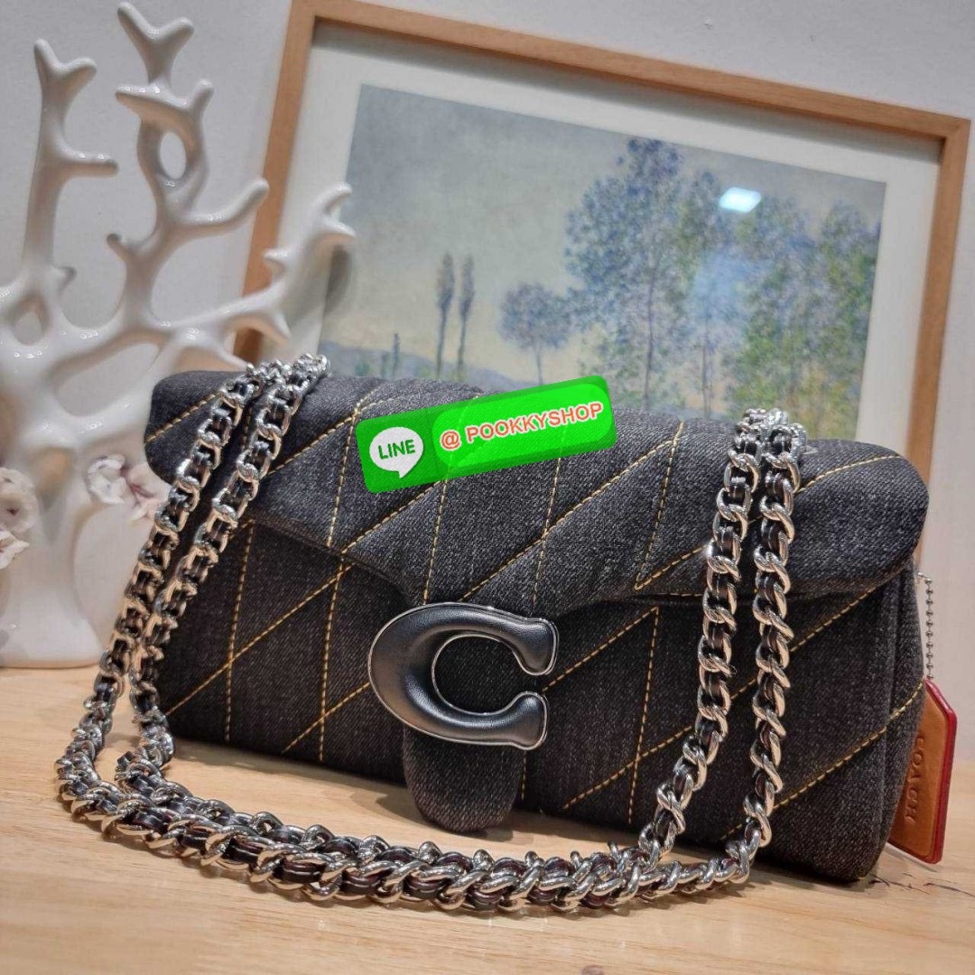 COACH CR704 TABBY SHOULDER BAG 26 WITH QUILTING 🔆 Details ไอเท็มใหม่ ตัวแม่แบบฉ่ำ สวยทำถึง! ต้อนรับซัมเมอร์ให้โดดเด่นกว่าใคร กับกระเป๋าสะพายไหล่ดีไซน์หรูหรา มีดีเทลสวยงามด้วยการเดินด้ายลวดลายตัดกับกระเป๋า เปิด-ปิดด้วยอะไหล่แบบกระดุม ภายในมีช่องเยอ