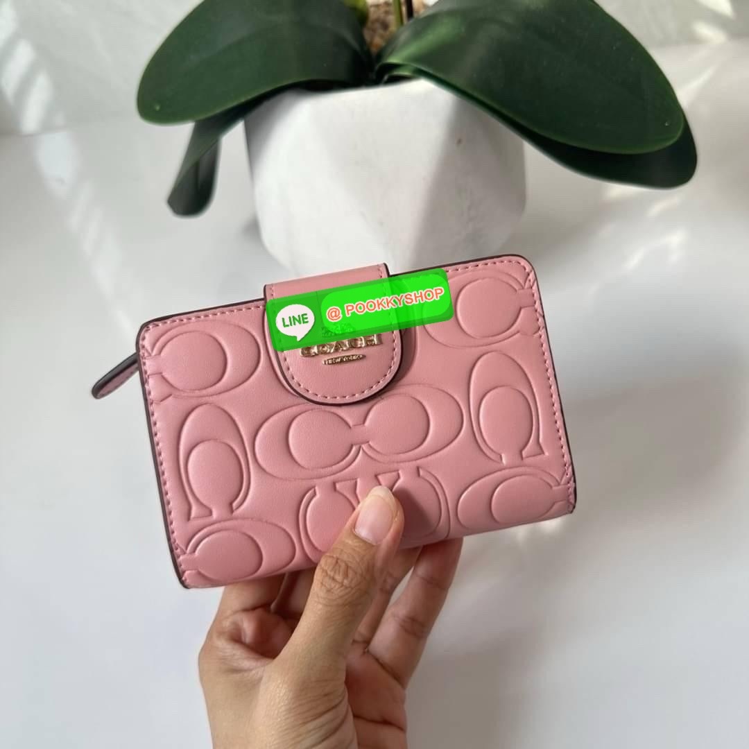 Coach Medium Corner Zip Wallet With Signature Leather 🔖กระเป๋าตังใบกลาง คอลเลคชั่นใหม่ หนังนิ่ม ลายC นูน สวยมาก 🔖วัสดุ: หนังแท้ 🔖เปิด - ปิดแบบกระดุม มีช่องใส่แบงค์ ใส่ธนบัตรได้ทุกชนิด ช่องใส่บัตร ใส่เหรียญ