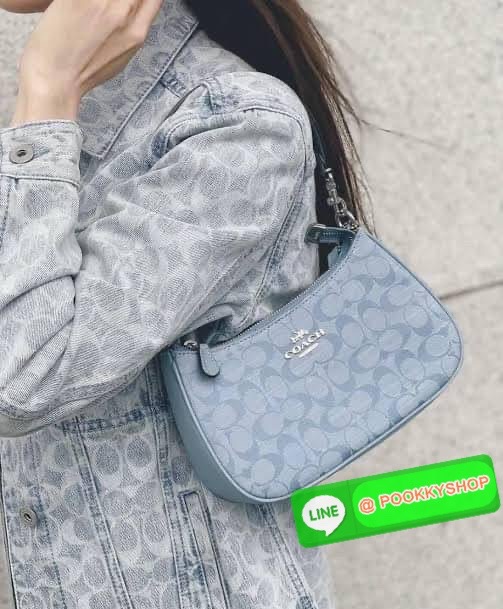 COACH TERI SHOULDER BAG IN SIGNATURE CHAMBRAY ( CH139) กระเป๋าทรงพอช ดีไซน์สุดหรูวัสดุผ้า jacquard ทอลายแบรนด์ ซับในผ้า มาพร้อมสายสะพาย 2 เส้นสามารถถอดได้ เปิด-ปิดด้วยซิป ด้านในช่องโล่งกว้างมีช่องใส่บัตรเครดิต 2 ช่อง ใส่โทรศัพท์มือถือได้ทุกรุ่น ใส่กระเป๋า