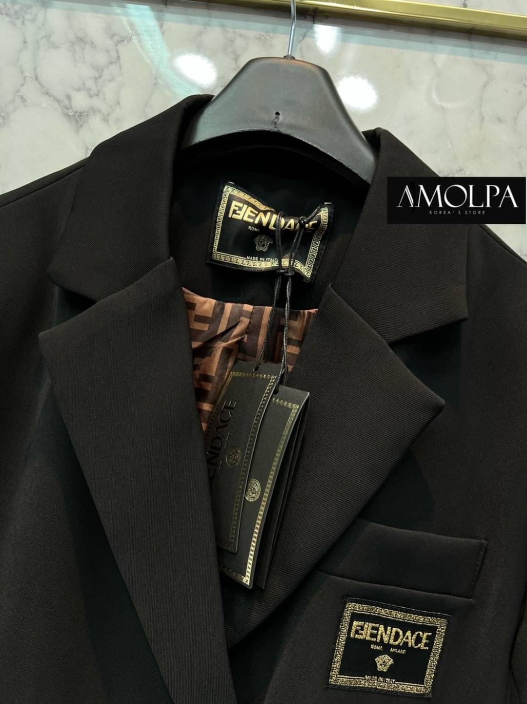 พร้อมส่ง!!! มาต่อที่ สูท BLAZER งาน FENDIxVERSACE BLAZER ผ้านางดีเริ่ดดด ซับในอย่างดี ใส่แล้วต๊าซมาก สวยหรู ไฮโซ อย่าลืมจัด นะคะ งานดีมากกก ผ้าหนักกคุ้มราคาสุดๆ !! !! งานสวยงานดีต้องแบรนด์AMOLPA เท่านั้น !!