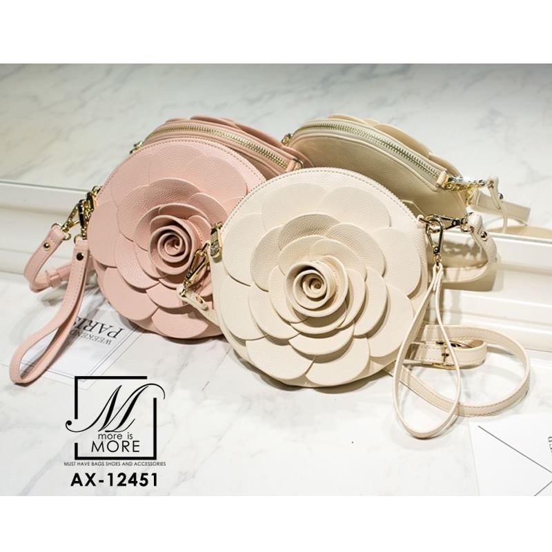 พร้อมส่ง… กระเป๋าแฟชั่นนำเข้าทรงกลมแต่งดอกไม้ กระเป๋าแฟชั่นนำเข้าแบรนด์ axixi แท้ 100% ทรงกลมแต่งดอกไม้ สไตล์คุณหนูสุดๆ วัสดุหนัง pu อย่างดี เลือกใช้ทั้งแบบสะพายยาว สายคล้องแขน งานสวยมากๆ คุณภาพดี คุ้มราคา การันตรีด้วยแบรนด์ axixi สาวๆ ห้ามพลาด!!