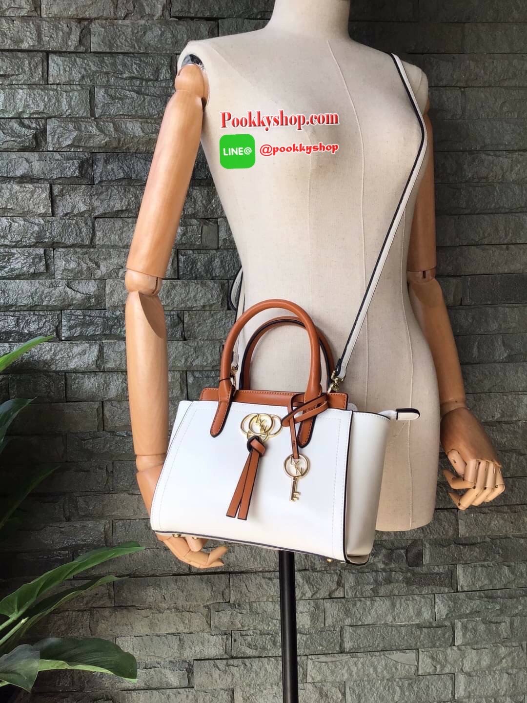 New Collection!!! LYN CROSSBODY BAG กระเป๋าสะพายไหล่ / กระเป๋าถือ ทรงปีกคอลเลคชั่นใหม่ สีทูโทน สวยโดดเด่น(!!)มาพร้อมกับรูปทรงดีไซน์สุดคลาสสิค ตกแต่งด้านหน้าห้อยพวงกุญแจ Lyn สุดเก๋ มาพร้อมกับสายสะพายยาวปรับระดับได้ เปิดปิดด้วยซิป ภายในโล่งกว้าง แยกเป็นสัดส