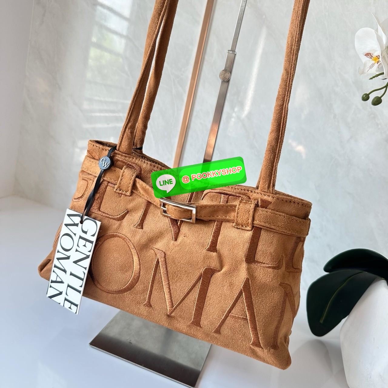 GENTLEWOMAN SUEDE BALLERINA BAG 🔖กระเป๋า Ballerina Bag ในวัสดุหนังกลับ (suede edition) พร้อมโลโก้ปักสีเดียวและรายละเอียดหัวเข็มขัด ทำให้ดูเก๋มีสไตล์โดดเด่น 🔖วัสดุ: หนังกลับ 🔖เปิด-ปิดแบบสแน๊บแม่เหล็ก ภายช่องโล่งกว้างจุของได้เยอะ