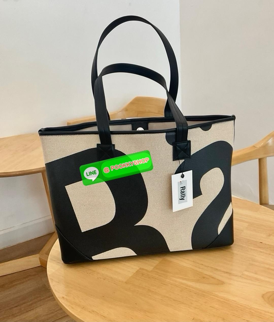 พร้อมส่งแล้ววันนี้!! RALLY TOTE BAG หายากที่สุดในตอนนี้!! ตัวกระเป๋าทำจาก LIGHTWEIGHT DURABLE CANVAS มีน้ำหนักเบา และในส่วนของฐนกระเป๋าและหูกระเป๋าทำจากหนังวีแกน ซึ่งมีความแข็งแรง ทนทาน แถมยังรองรับน้ำหนักได้ดี โดยภายในกระเป๋าจะมีช่องใส่ของขนาดเล็กสำหรับจ