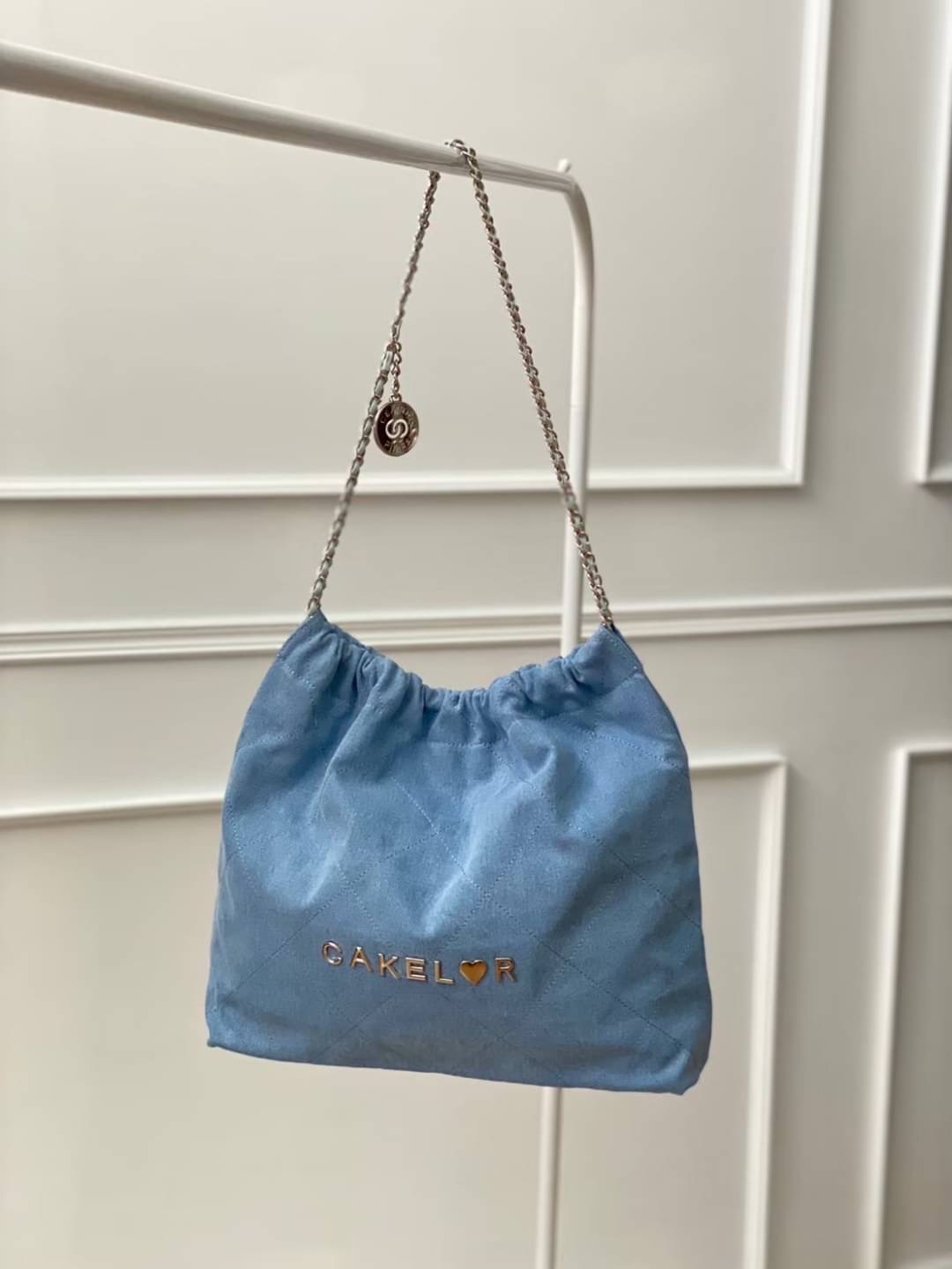 COCO Crush กระเป่าสะพายทรงขนมจีบสไตล์แบรนด์ ใบใหญ่จุใจ ยวบๆ สวยมากกก กระเเสแรงสุดๆ ตอบโจทย์การใช้งาน จุของได้สาระพัดสิ่ง ตัวหนังเป็น Pu Leather คุณภาพดีมากกค่ะ สายสะพายเป็นโซ่พันหนัง มีกระเป๋าจิ๋วพ่วงมาด้วย ถอดเเนกใช้ได้ค่ะ หิ้วได้ 2 ด้านค่ะ อีกด้านไม่มีต