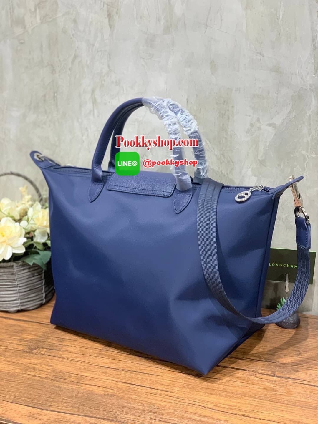 Longchamp Le Pliage Neo Size M มาพบกับกระเป๋ารุ่นยอดนิยม ที่สาวๆ ต้องมีไว้เก็บไว้สักใบ กระเป๋าโท้ทใบนี้ มาพร้อมกับสีที่มีสไตล์เรียบง่าย มีสายสะพายยาวช่วยให้คุณสามารถสะพายไหล่ได้อย่างสบาย ในขณะที่ที่ปิดแบบซิปช่วยให้คุณมั่นใจได้ว่าของด้านในมีความปลอดภัย Le