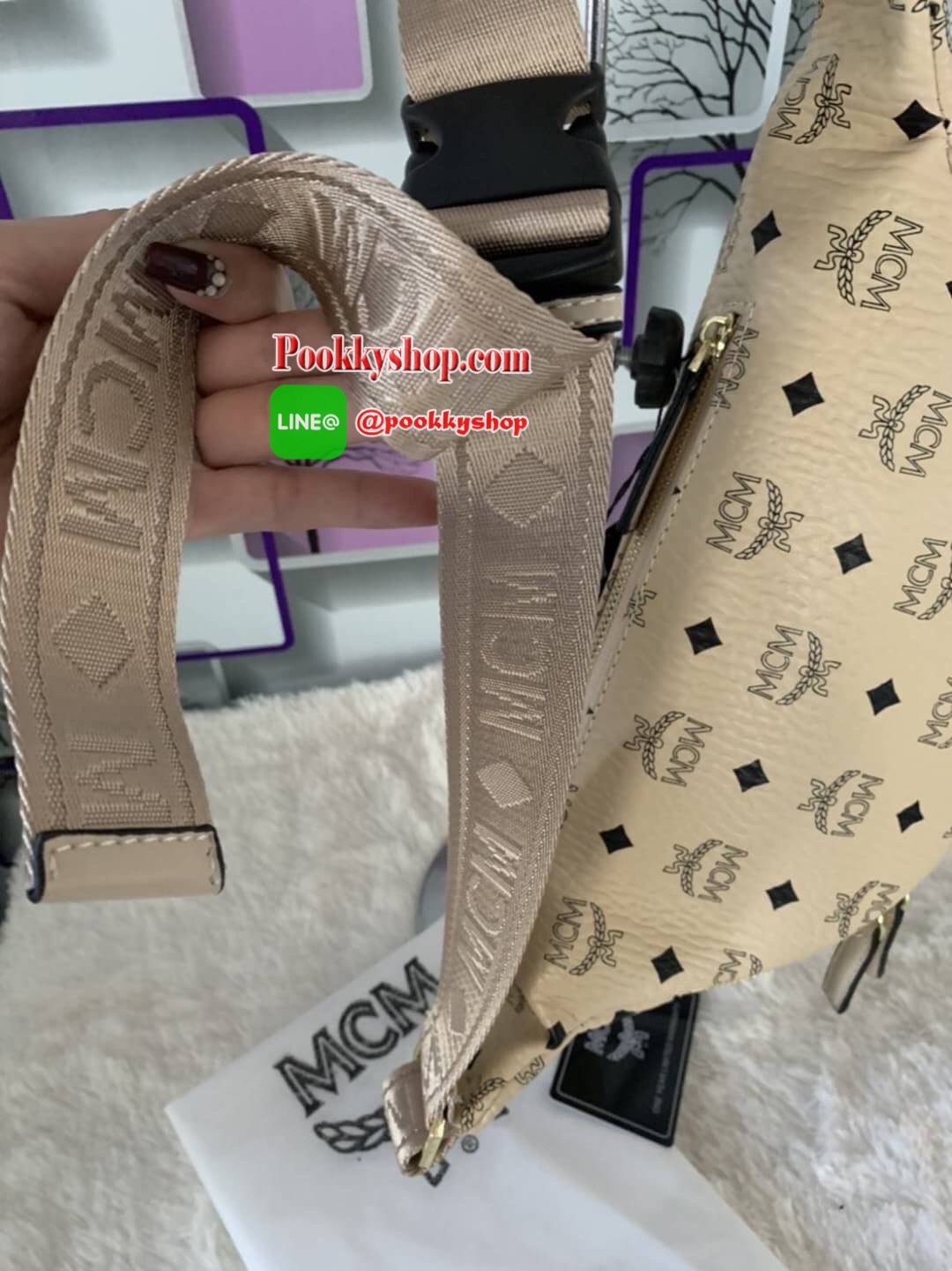 MCM Fursten ลาย Visetos กระเป๋าคาดอก/เอว ที่เข้ากับทุกไลฟ์สไตล์ จะคาดรอบเอวหรือพาดลำตัวก็ให้ลุคสตรีทแบบทันสมัย วัสดุหนังสังเคราะห์เคลือบผิวลาย Visetos หนังดีมากๆ ค่ะเปิด-ปิดด้วยซิป 2 ทาง ด้านหลังมีช่องซิปยาว 1 ซิป ด้านในโล่งกว้าง และมีช่องสำหรับเก็บของจุก