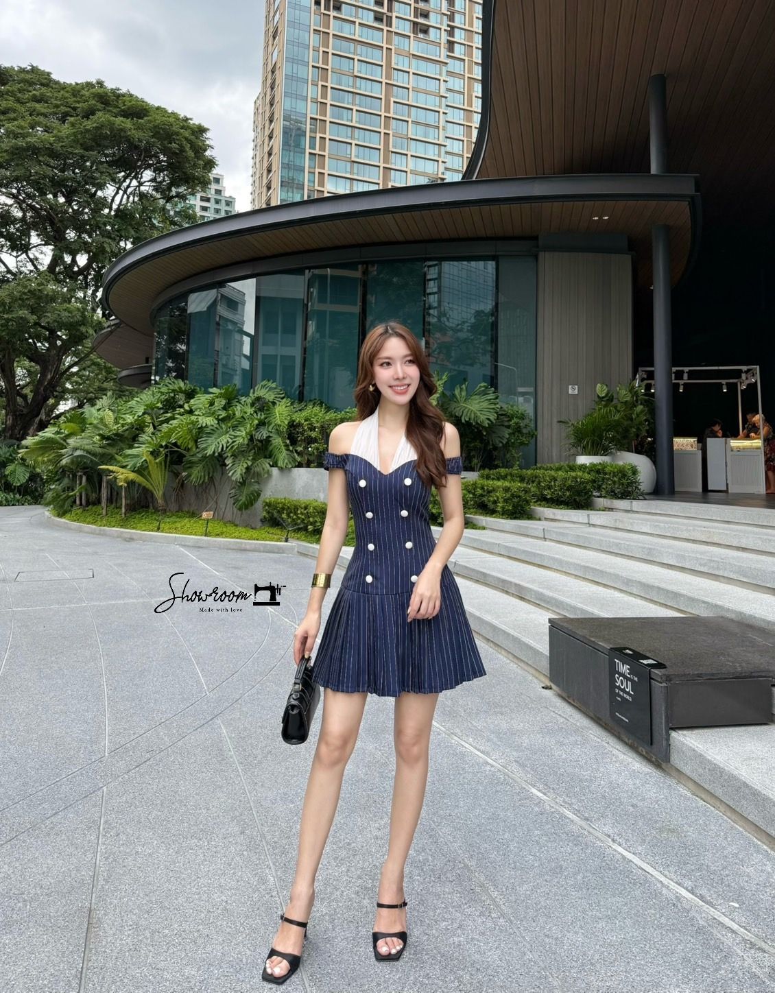 เดรสแฟชั่น เดรสสีกรมลายทางตัดต่อผ้าสีขาวคล้องคอ เดรสทรงเกาะไหล่แต่งสมอค