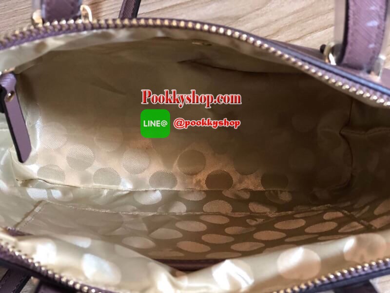 Kate Spade Cedar Street Mini Harmony Crossbody Small Handbag กระเป๋าสะพายใบเล็กสุดน่ารัก วัสดุหนัง Saffiano สวยหรูอยู่ทรงสไตล์ น่ารักไม่ซ้ำใคร ด้านหน้าประดับโลโก้สีทองสวย ภายในมีช่องซิปและช่องเล็ก สามารถใส่ ipad mini กระเป๋าสตางค์ใบยาวของใช้ได้จุกจิกได้เย