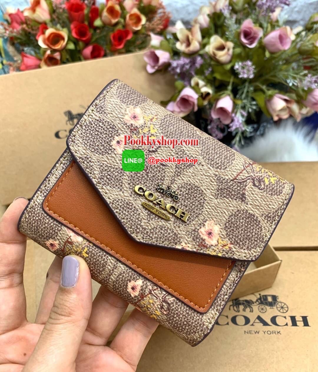 New in COACH SHOT WALLET BAG กระเป๋าสตางค์ใบสั้น วัสดุหนังแกะสวย ขนาดกำลังดี เปิดปิดกระเป๋าแบบกระดุม ข้างในมีช่องใส่ธนบัตรตามยาวได้ ช่องใส่บัตรต่างๆได้ถึง9ใบค่ะ พร้อมช่องซิปด้านหลังใส่เหรียญหนึ่งช่องค่ะ เป็นอีกรุ่นที่น่าใช้มากๆ สินค้าพร้อมส่งที่ไทยนะค่ะ