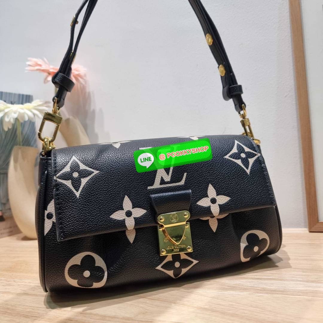 New in กระเป๋าสะพายคอลใหม่ล่าสุด สวยหรู ดูแพง ดีไซน์รูปทรงออกมาให้ใช้งานได้ง่าย เปิด-ปิดด้วยอะไหล่แม่เหล็ก ภายในโล่งกว้าง ใส่ของสำคัญได้ครบ มาพร้อมสายสะพายถึง 2 แบบ สายโซ่สะพายไหล่อัพความหรู และสายหนังที่ปรับยาวสั้นได้ สะพายข้างชิลๆก็ดูดี จัดให้พร้อมเสิร์