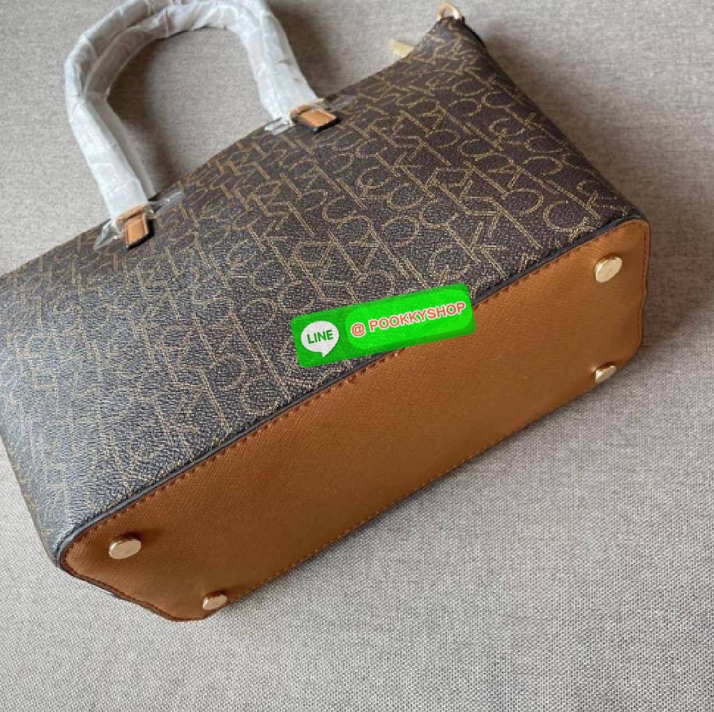 กระเป๋าทรงช้อปปิ้ง จากแบรนด์ Calvin Klein หนังดี ทรงสวยมาก มาพร้อมสายสะพายหนัง ถอดได้ ปรับระดับได้ เปิดปิดด้วยซิปบน ภายในโล่งกว้าง ซับในอย่างดี มี 1 ช่องซิป และ1 ช่องเล็ก