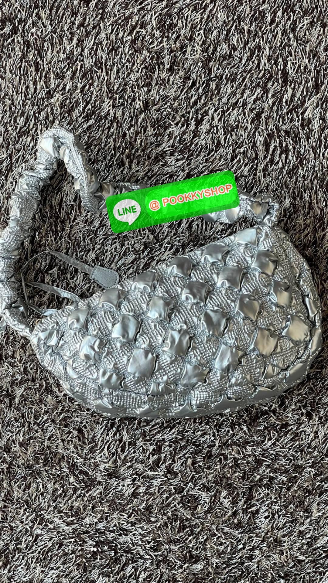 C Cozy Shoulder Bag สายแฟชั่นเกาหลีห้ามพลาด เป็นกระเป๋าที่กำลังได้รับความนิยมอย่างมากในเวลานี้ ถูกออกแบบมาให้มีลักษณะนุ่มนิ่มไม่ต่างจากพัฟเฟิลโค้ตหรือผ้านวม เลือกหยิบมาใช้ แมตช์เข้ากับคอสตูมได้ในแต่ละวัน รูปทรงและงานดีไซน์ที่มีความโดดเด่น และแตกต่างจากกระ