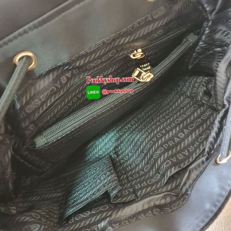 NEW ARRIVAL มาใหม่กับกระเป๋าเป้จากแบรนด์ Prada วัสดุทำจากผ้าไนล่อน สามารถกันน้ำได้ อะไหล่ทองทั้งใบเปิดปิดด้วยกระดุมแม่เหล็ก และมีช่องกระเป๋าหน้าเปิดปิดด้วยซิปอีก1ช่อง ภายในมีช่องซิปแยกอีก2ช่อง พร้อมบุผ้าลายแบรนด์อย่างดี สามารถใส่ labtop ipad ได้ ขนาดกะทัด