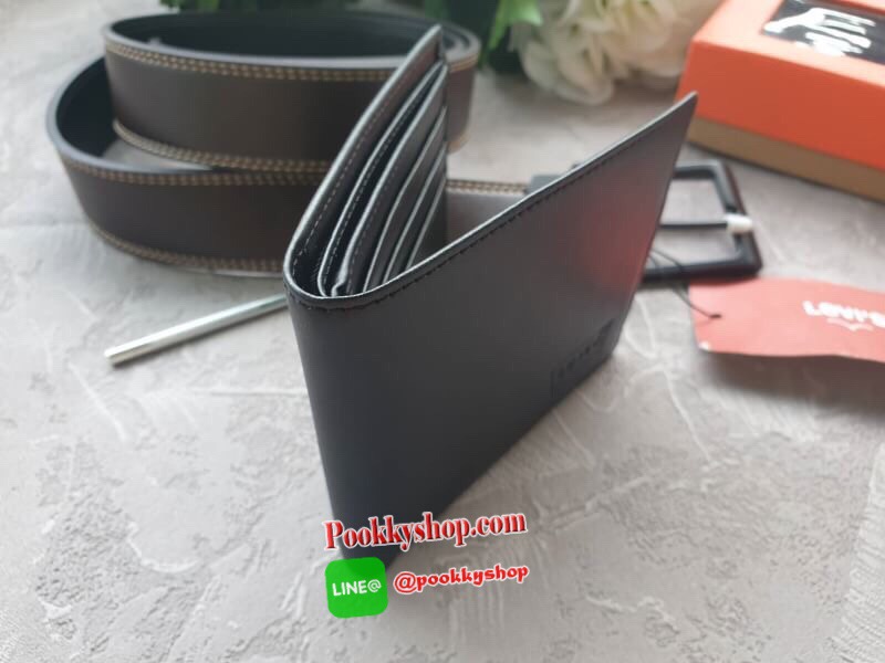 NEW ARRIVAL!! LEVI’S REAL LEATHER BELT & WALLET VALUE PACK ซื้อ1ได้ถึง2ใบ! เซทสุดคุ้ม! ได้ทั้งกระเป๋าสตางค์พับสองตอนและเข็มขัด วัสดุหนังวัวแท้ กระเป๋าสตางค์ปั้มโลโก้ด้านหน้า ภายในมีช่องใส่บัตร ช่องใส่ธนบัตร 2 ช่อง แยกเป็นสัดส่วน เข็มขัดด้านหนึ่งสีดำอีกด้า