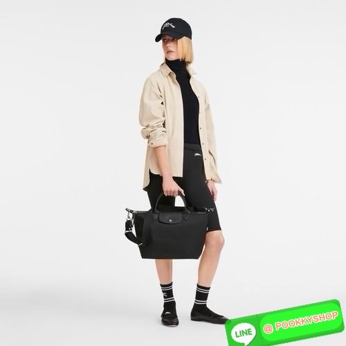 Large Longchamp LE PLIAGE ENERGY L HANDBAG LE PLIAGE รีไซเคิล ECONYLสไตล์สปอร์ต ทันสมัย และใช้งานได้จริง น้ําหนักเบา กระเป๋าใบนี้เป็นเครื่องประดับที่มีเสน่ห์ในอุดมคติที่จะติดตามคุณในทุกกิจกรรมยามเย็นของคุณ มาพร้อมกับสายสะพายไหล่ปรับได้ สามารถพกพาได้ ทั้งแ