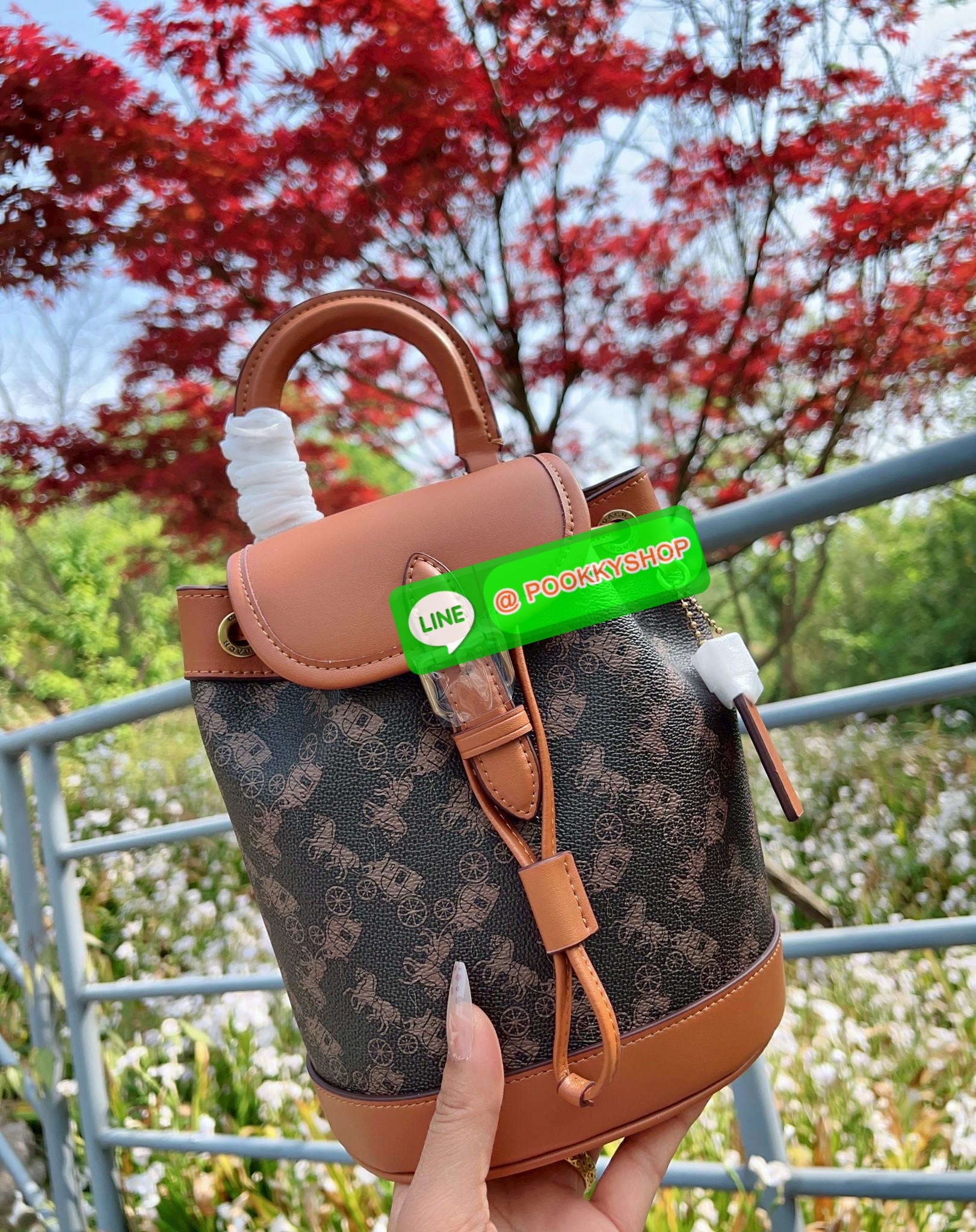 NEW ARRIVAL! **สินค้าเข้าใหม่** COACH HARPER BACKPACK WITH HORSE AND CARRIAGE PRINT ((CAM31)) 🔖พร้อมส่งใหม่ล่าสุด! กระเป๋าสะพายมีหูหจับด้านบน ที่สามารถพกพาไปไหนมาไหนได้ตลอดเวลา หนังแท้อย่างดีนิ่มสวย((หนังไม่แข็งทื่อนะคะ))ตัวกระเป๋าปริ้นท์ลายรถม้าอ