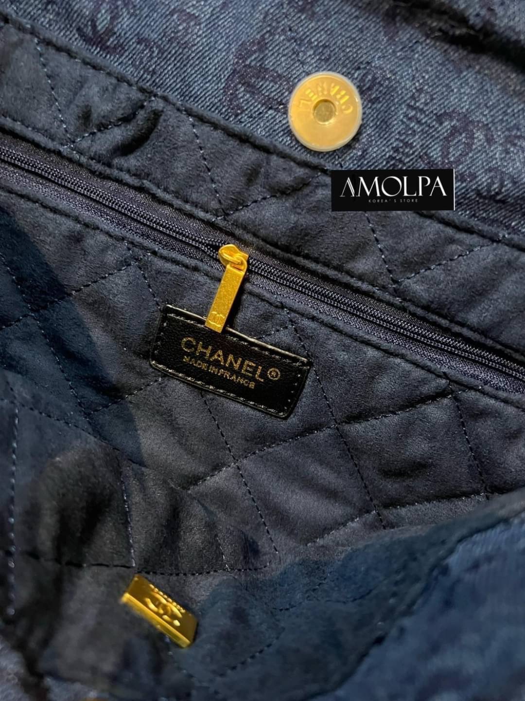 ต้องรีบจัดดด งานดี น้ำหนักดี ไม่เบา ไม่หนักจนเกินไป ไม่มีกลิ่นเหม็นของผ้า จัดเลยน๊า สวยม๊ากกกก กระเป๋า CHANEL 22 HANDBAG ใบสวยหรู หรูมากกก สวยยม๊ากกก งานเหมือนแท้ม๊ากก