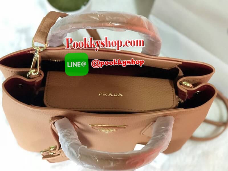จากแบรนด์ PRADA กระเป๋าหนังลายลิ้นจี่ เคลือบกันน้ำและกันรอยขูดขีด ดูแลง่าย ป้องกันรอยขูดขีดได้ดี ปรับขยายข้างได้ เปิดปิดด้วยซิป ใบนี้มีสายยาวให้คะ เลิศมาก สะพายเป็น shoulder bag ได้เลย ขนาดกำลังดีตัวกระเป๋าไม่หนักมาก ใส่ ipad ของใช้จุกจิกได้หมด จุของได้เย