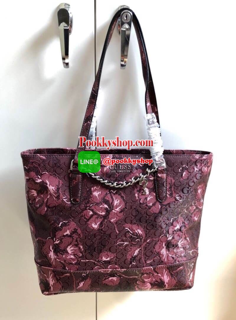 New Rare item !!! GUESS LOS ANGELES TOTE BAG พร้อมส่ง สินค้าหายากค่ะ !!! กระเป๋าถือทรง Tote วัสดุหนังนิ่มมือมากค่ะ ตัวกระเป๋าพิมพ์ลาย signature brand ทั้งใบ เพิ่มความหรูด้วยอะไหล่โซ่มาให้ที่ด้านหน้า ปากกระเป๋ากว้าง ภายในกระเป๋าแบ่ง3ช่องใหญ่ แต่ละช่องกว้าง