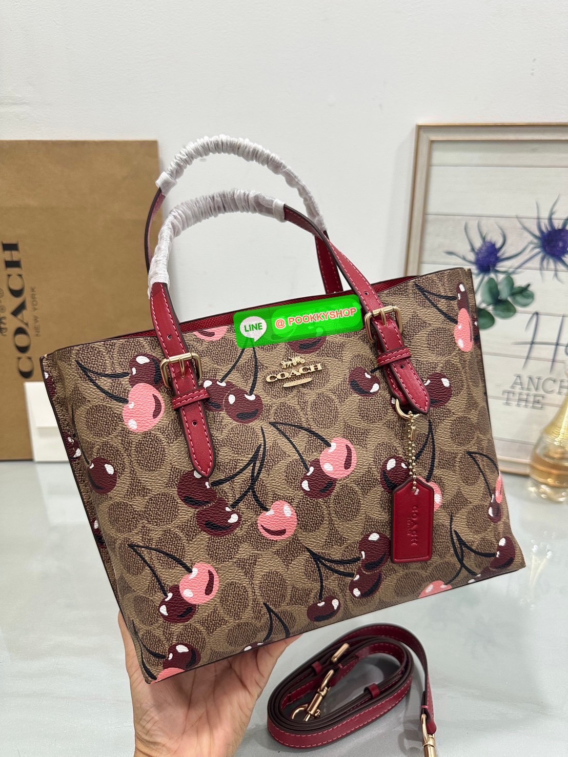 👜Coach CZ772 Mollie Tote Bag 25 In Signature Canvas With Cherry print 🍒 กระเป๋าทรง Tote ลายซิกเนเจอร์พิเศษ ดีไซน์น่ารักสุดคลาสิคมาพร้อมสายสะพายยาวและสายถือ หนังกับตัวกระเป๋าได้อย่างมีเอกลักษณ์ เหมาะสำหรับใส่ของใช้ประจำวัน พร้อมช่องซิปหลักก